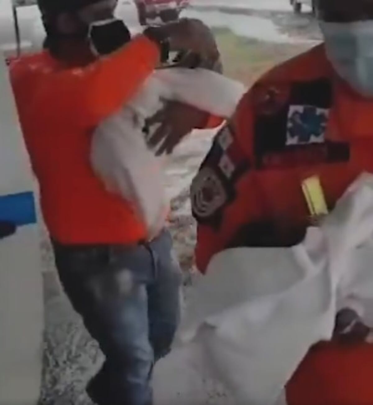 Rescatan a 4 bebés y a su madre en medio de lodazal en Chiriquí