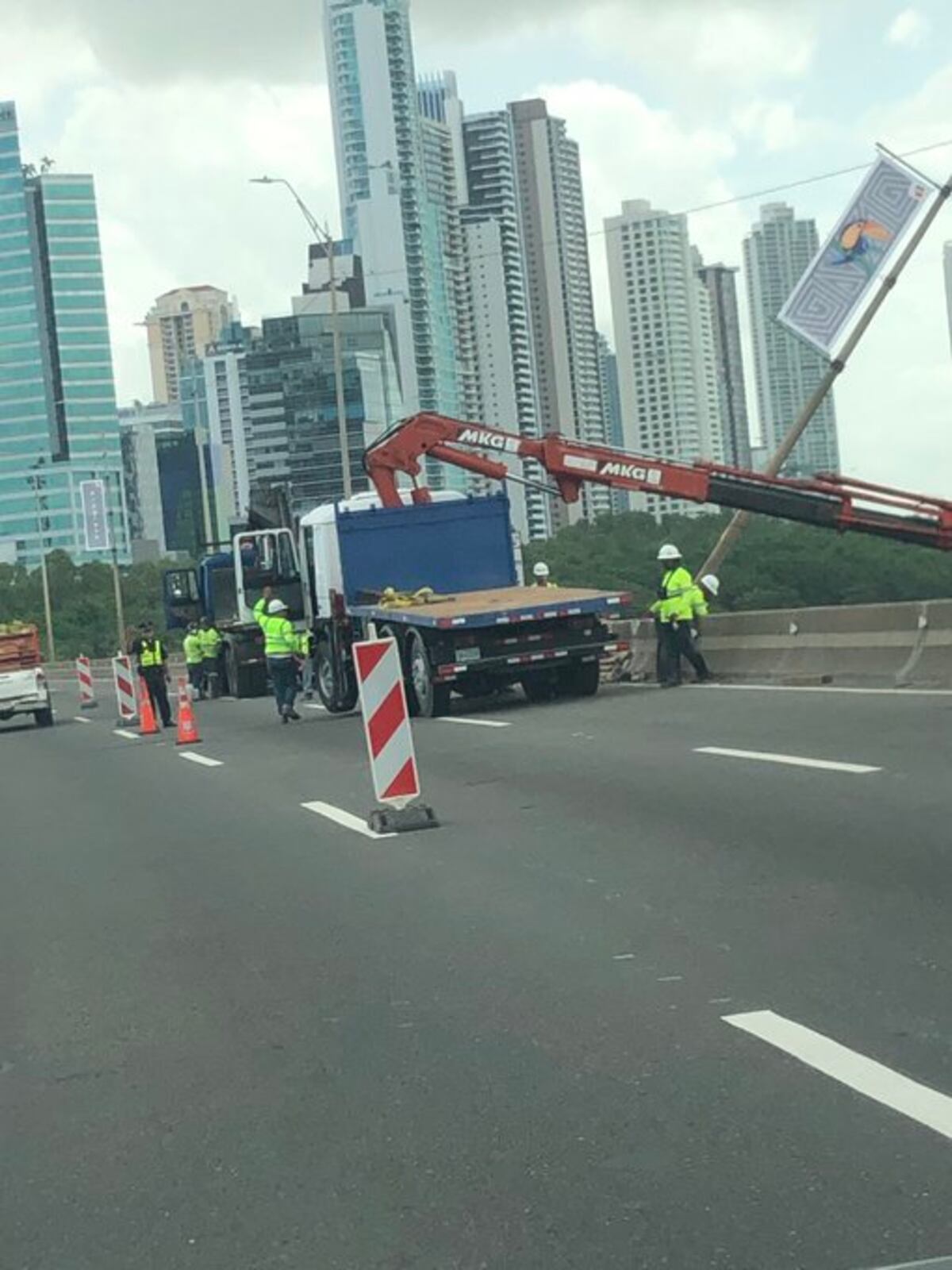 ¡Casi queda en el mar! Grúa sufre incidente en el Corredor Sur 