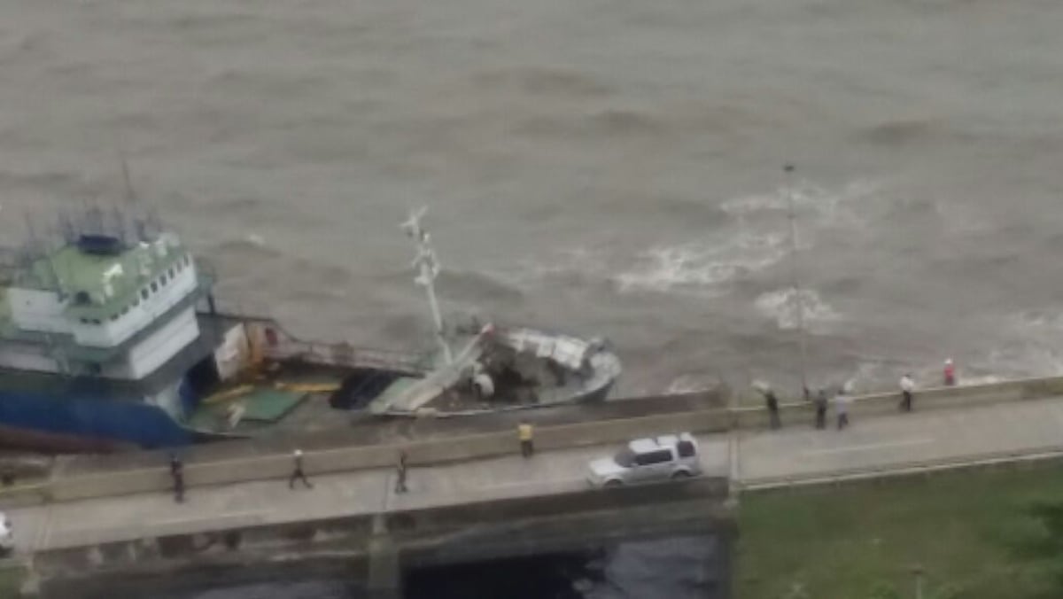 BUQUE CHOCA CONTRA MURO. Acceso al Corredor Sur por Vía Israel está cerrado