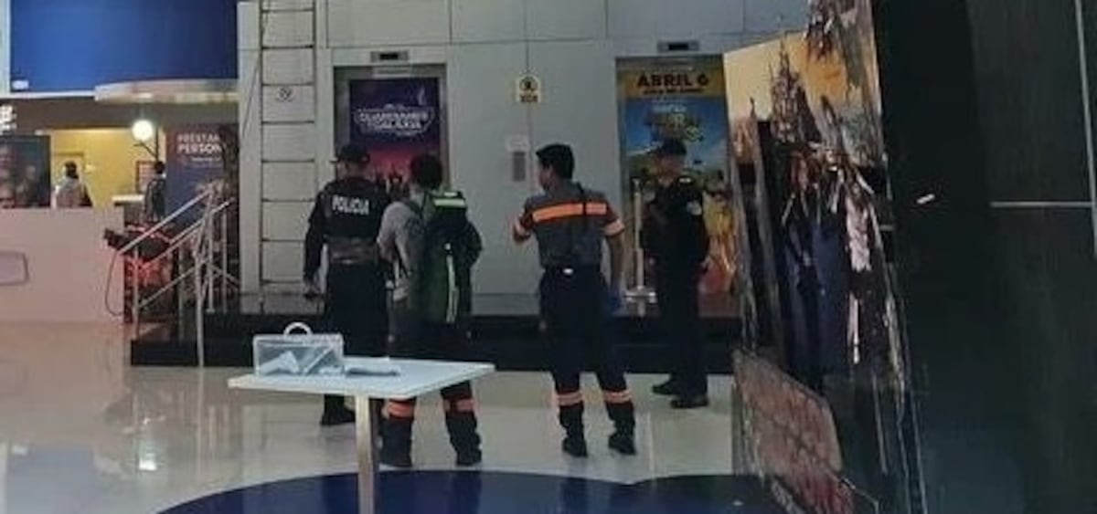 De terror. Fueron a ver una película VIP y quedaron atrapados en un elevador por horas