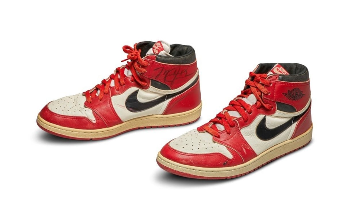 Un coleccionista pagó más de 500 mil dólares por unas zapatillas desgastadas de Michael Jordan
