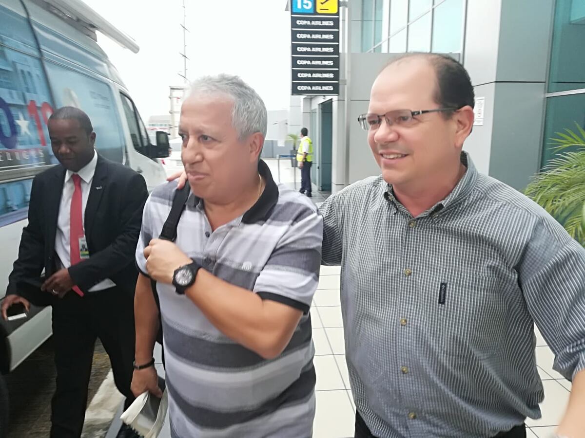 Periodista de Mi Diario sufre aparatosa caída al intentar grabar al nuevo técnico de la Selección de Panamá. Video 