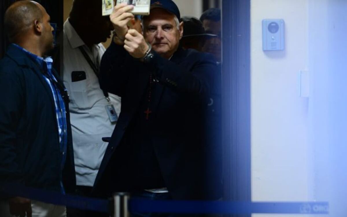 Le decomisan cargador a Martinelli. Intentan ingresarle un celular a la cárcel