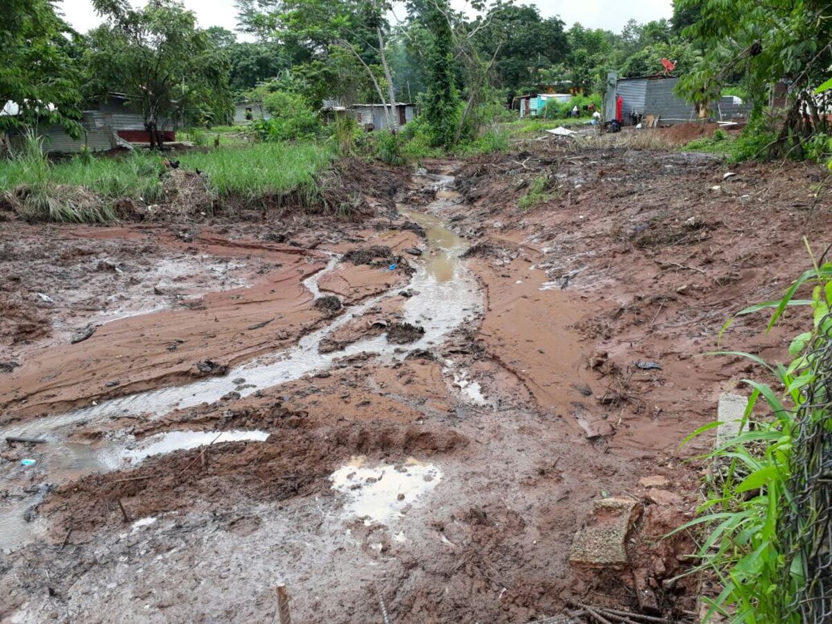 LLENOS DE LODO. Residentes de Valle Hermoso no pueden con las lluvias