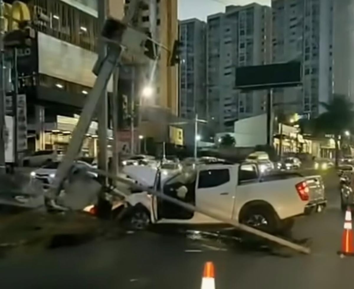¡Otro accidente! Pick up se estrella contra postes en Tumba Muerto y deja tres heridos