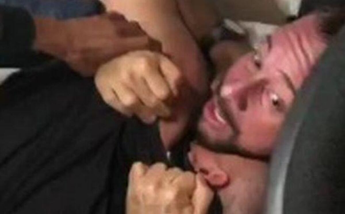 Solo fue un arañazo. Presentador de boxeo dice que logró prensar a su atacante 