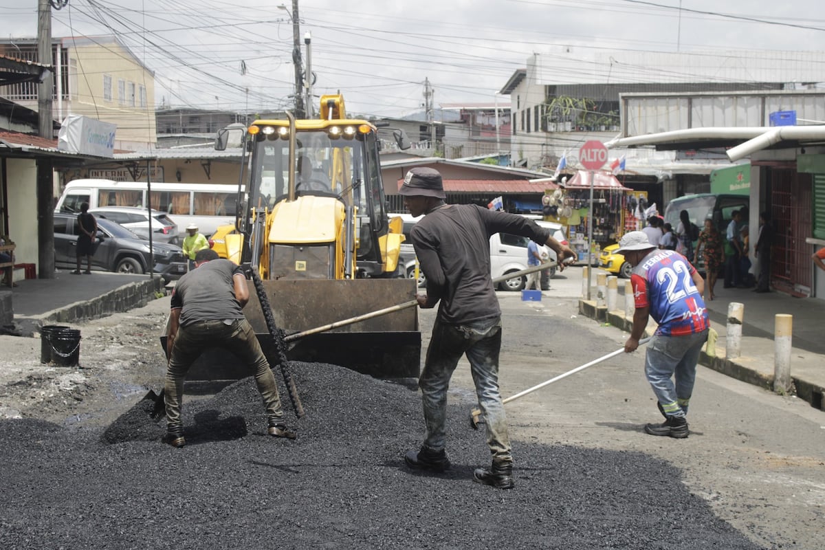 Vía de El Valle de Urracá queda transitable tras intensos trabajos de bacheo y parcheo