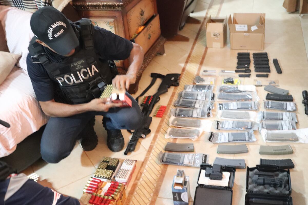 Detienen a Estadounidense con Arsenal de Armas en Operativo Policial