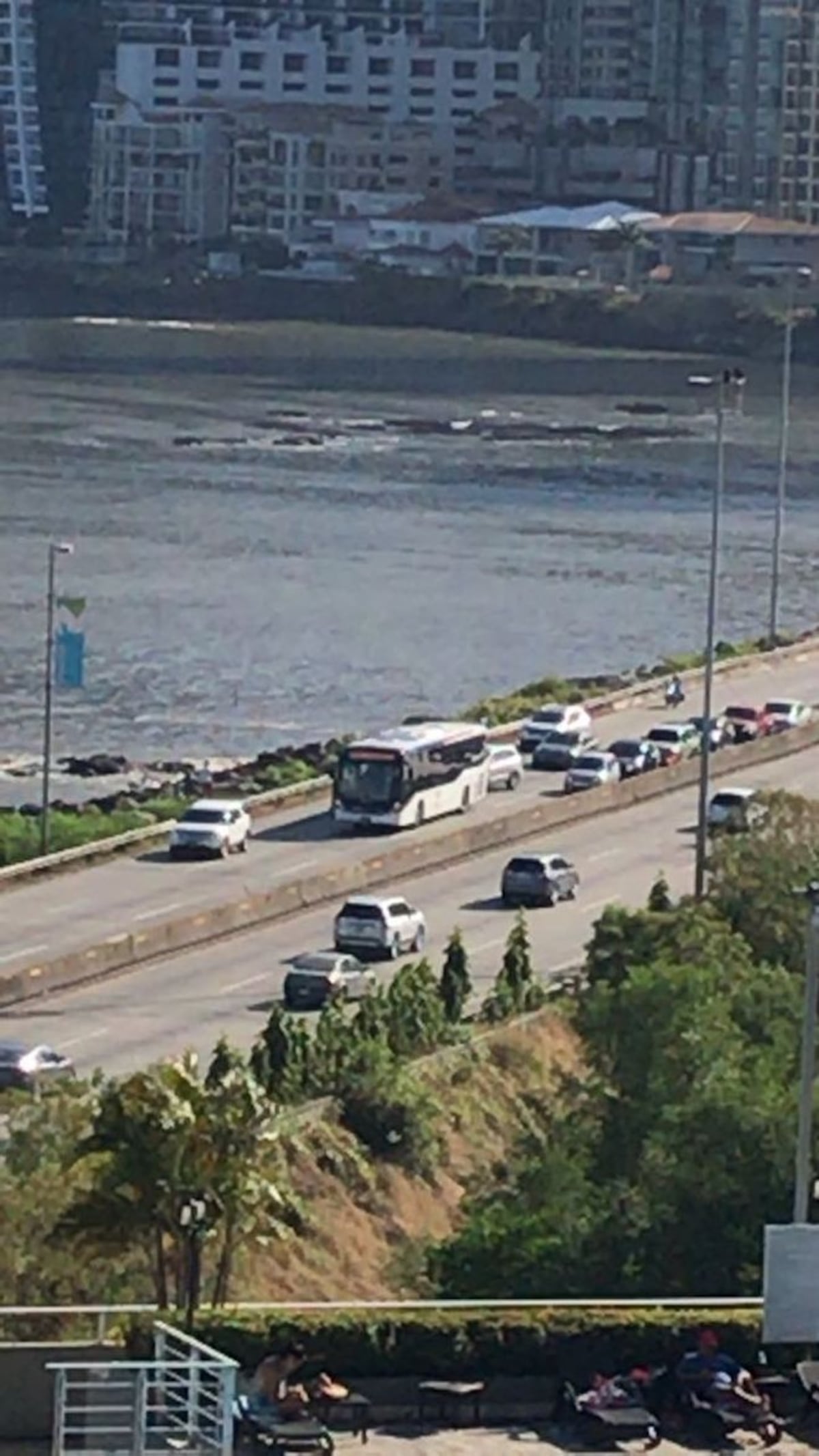 ¡DIOS DEL VERBO! Apedrean a metrobús por Boca la Caja| VIDEO