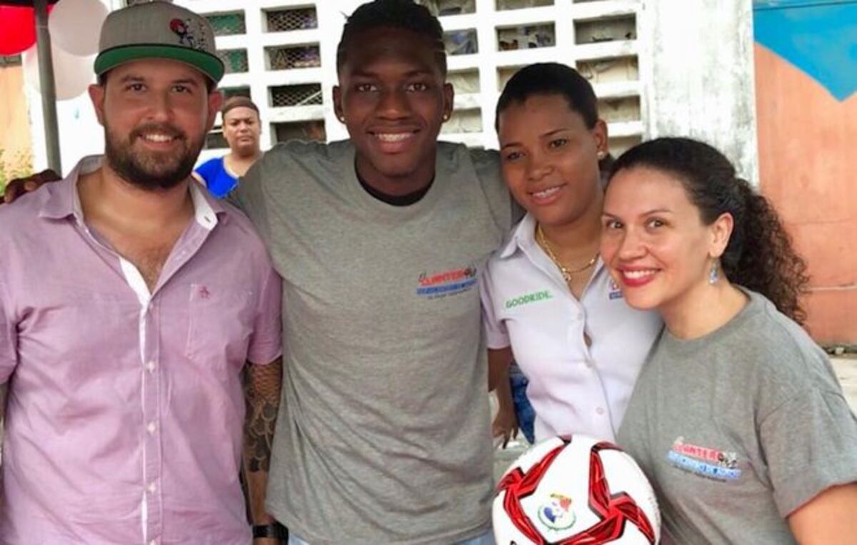 José Luis Rodríguez llena de balones de fútbol a los niños de El Chorrillo