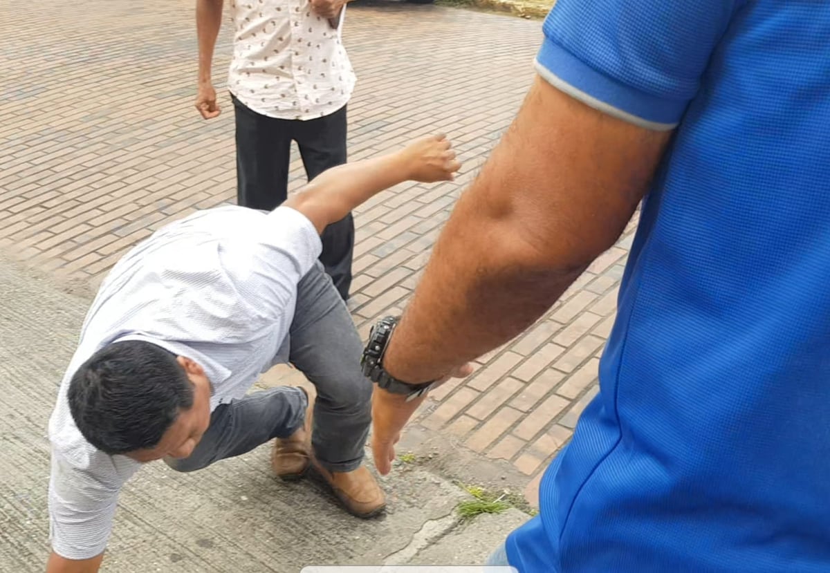 Se formó.  Cacique de Tierras Colectivas recibe puños y patadas afuera del Ministerio de Gobierno por desalojo de tierras. Video