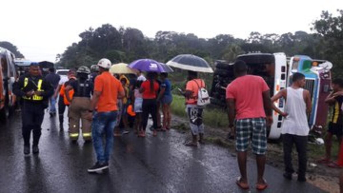 Bus lleno de pasajeros se vuelca en la Transístmica. Múltiples heridos. Video