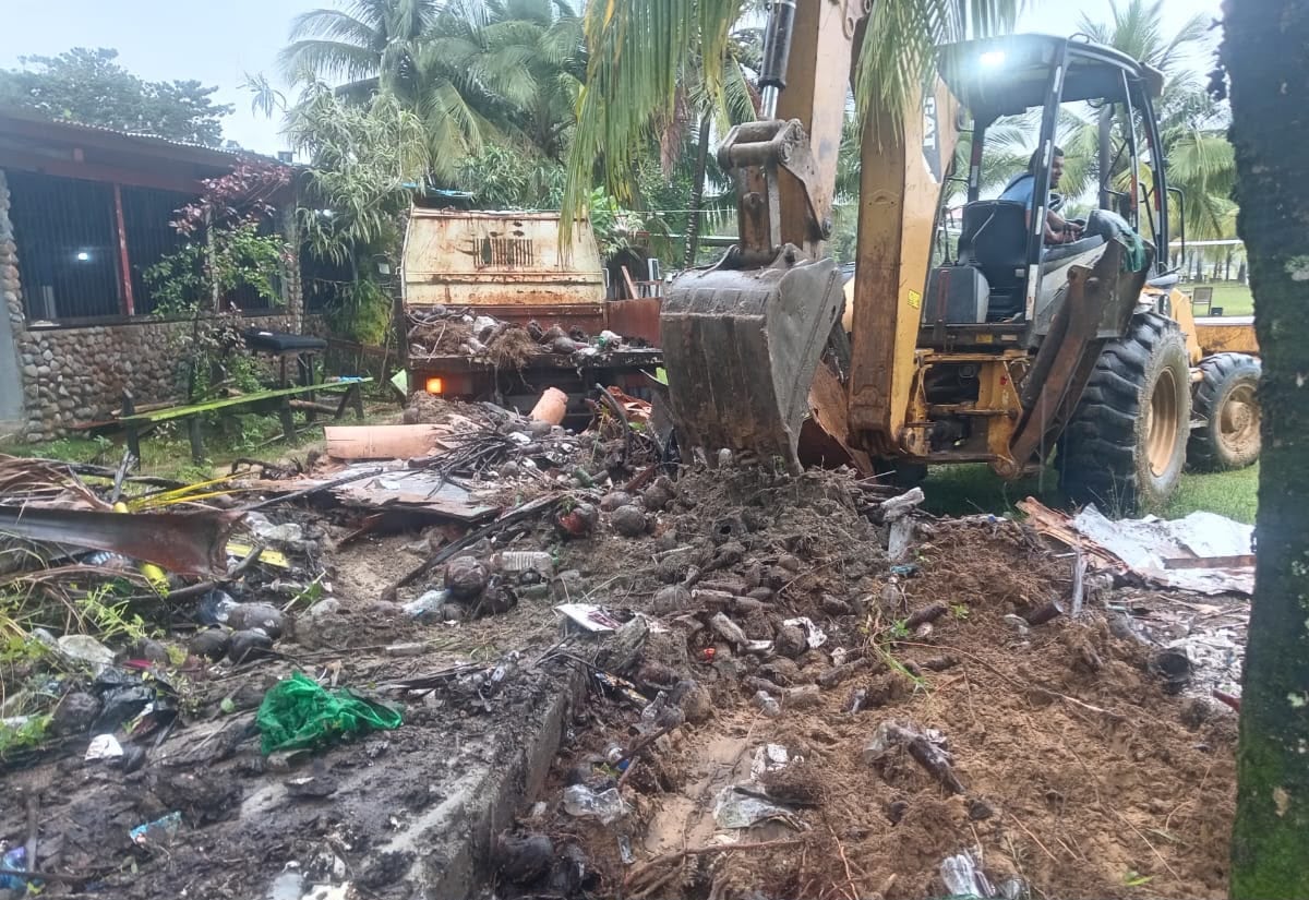 Limpian y acondicionan playa El Istmito en Isla Colón para la Feria del Mar en Bocas del Toro