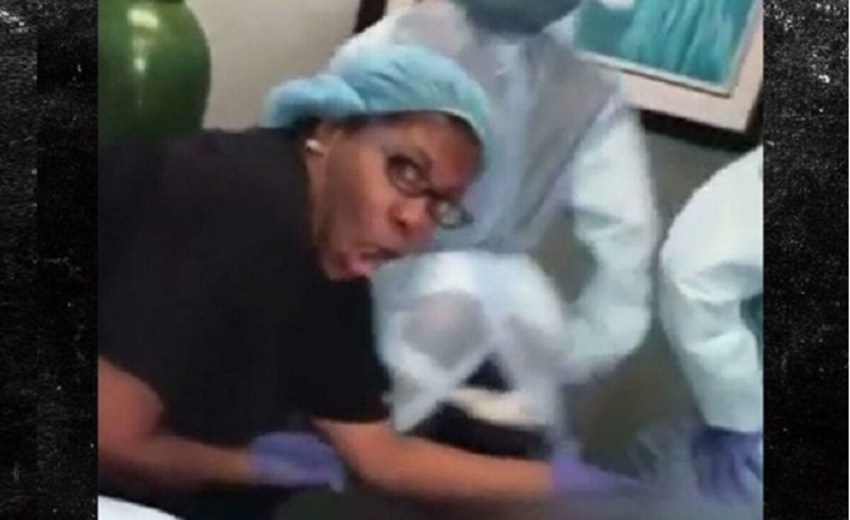 ¡LA DEMANDAN! Cirujana se grabó bailando en plena operación