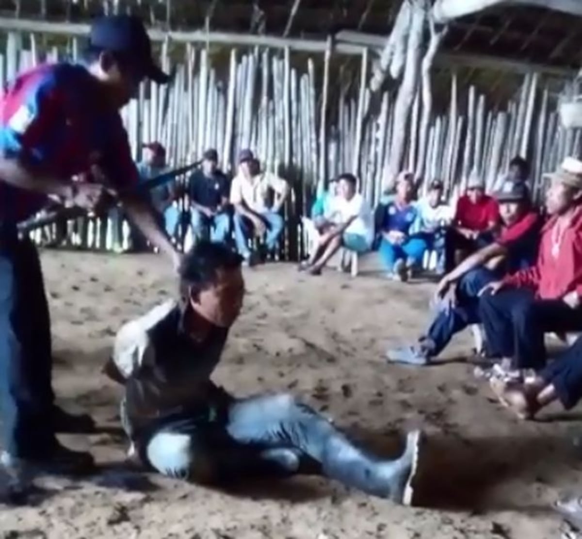 Castigo al estilo guna. Corte de cabello con machete. Video