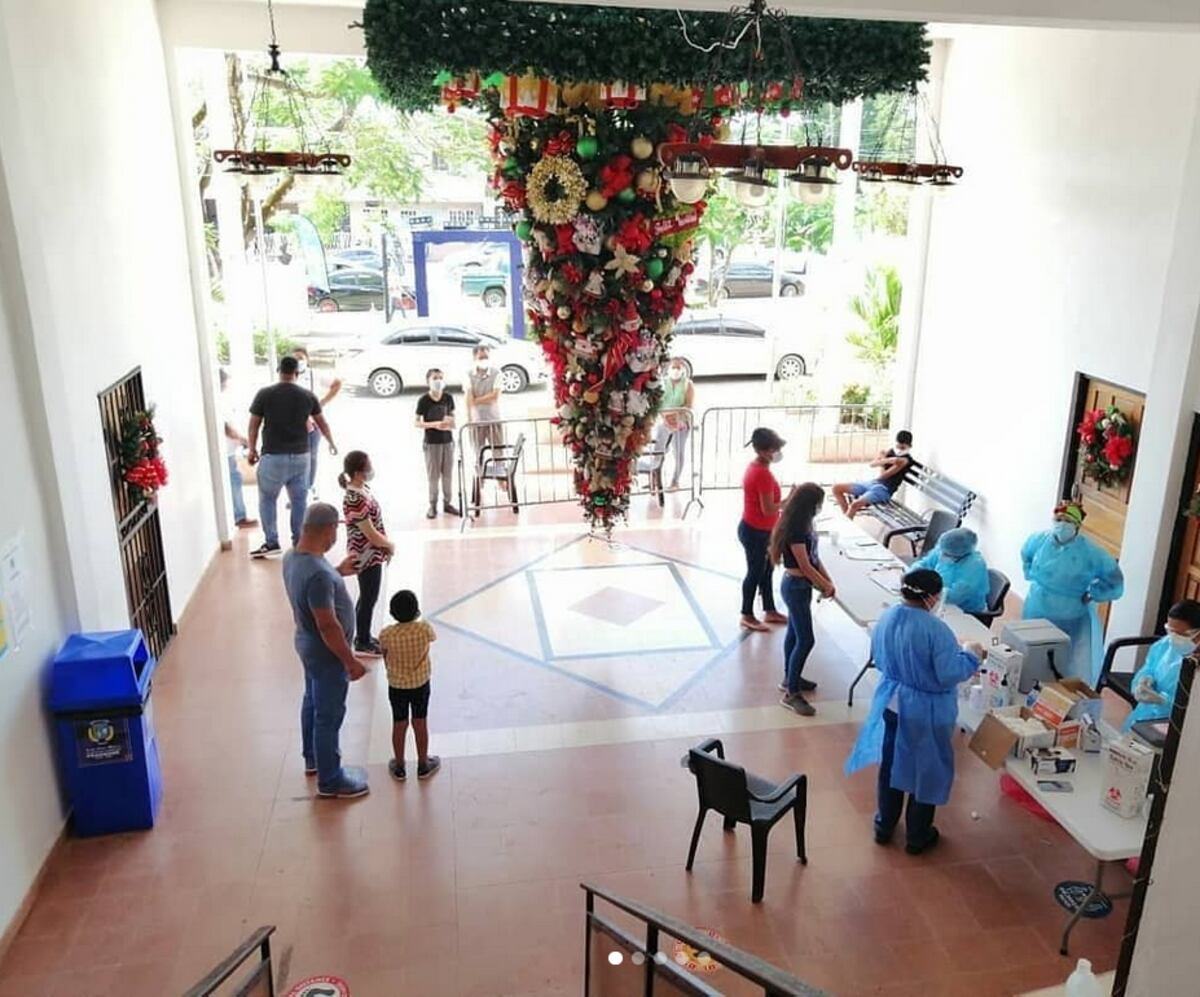 Le llueven críticas. Árbol de Navidad instalado a la inversa en el Municipio de Penonomé