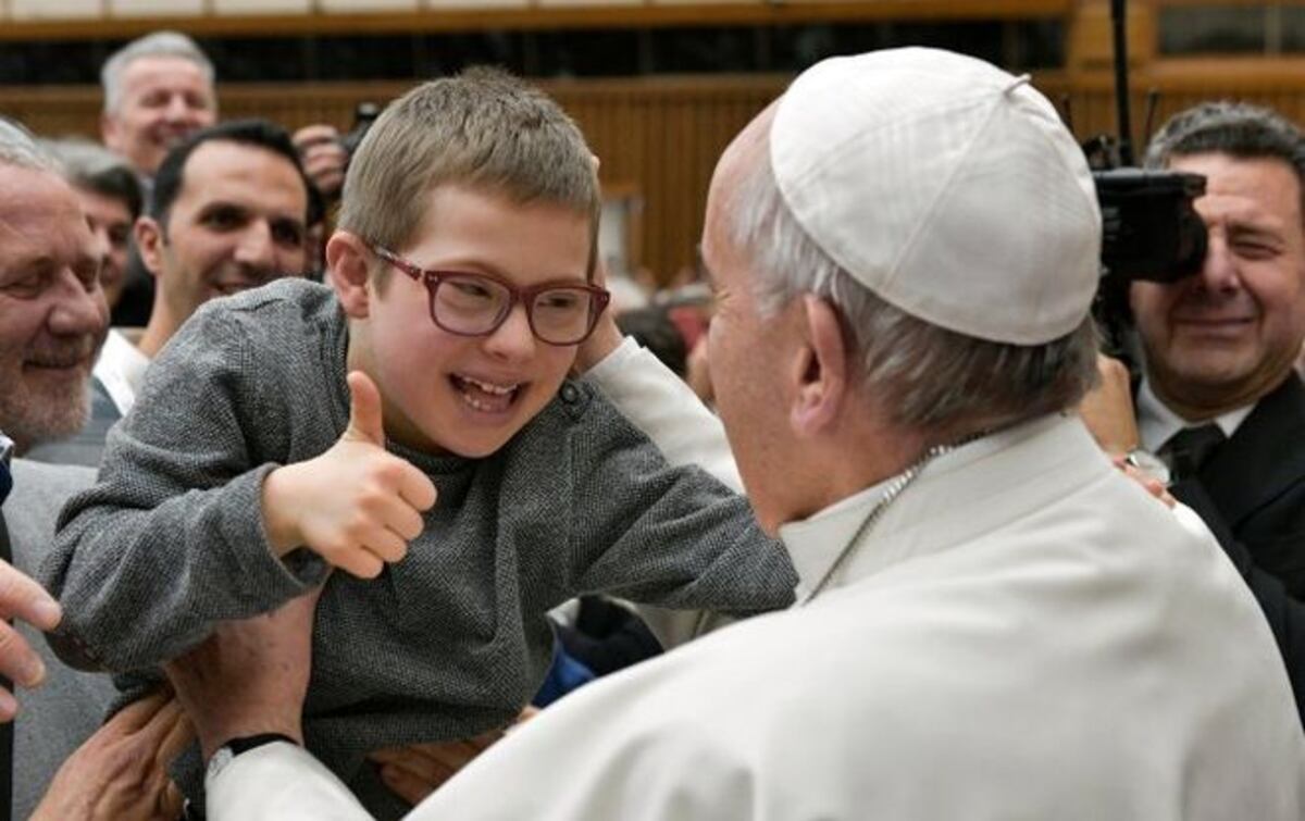 El Papa dice que quien cuida a los niños está de la parte de Dios