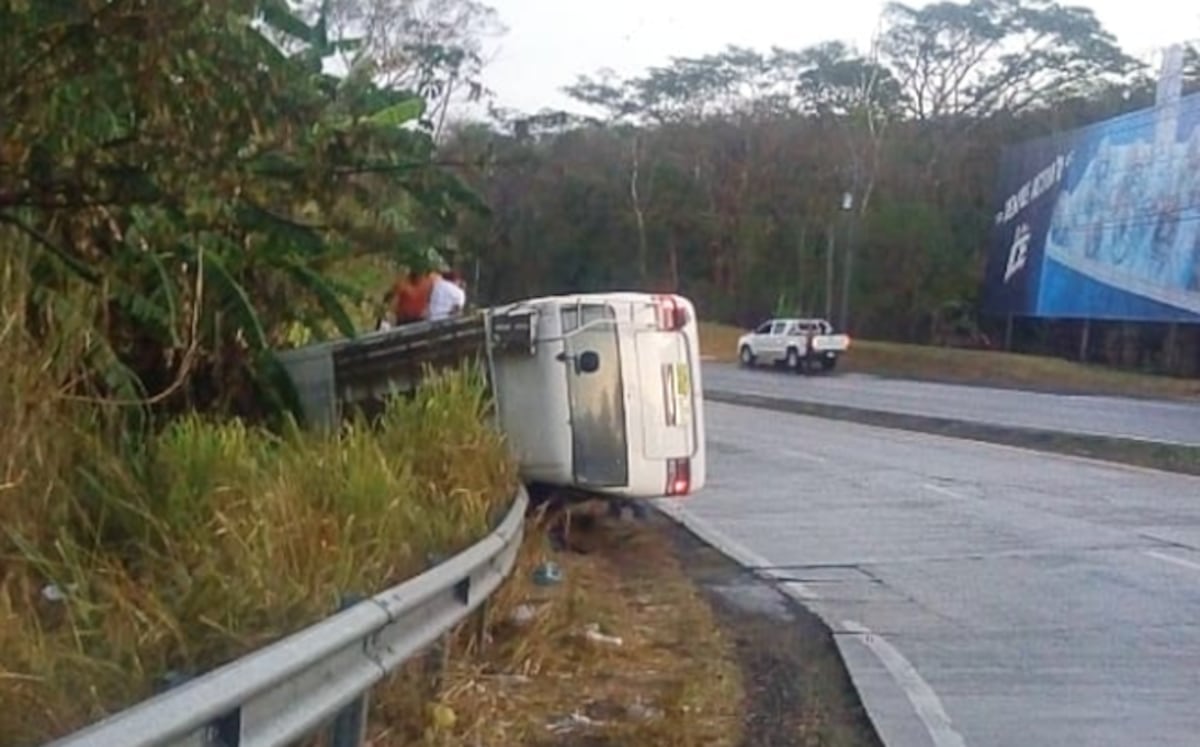 Bus se vuelca en Loma Campana