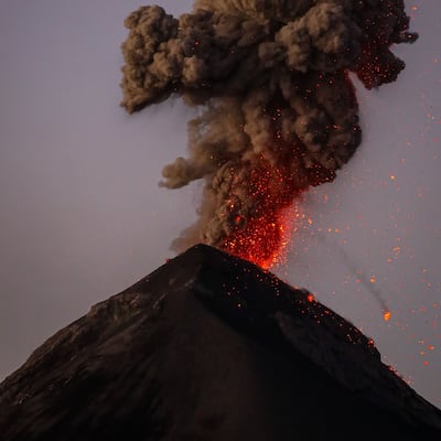 Una excursión sin regreso: tres murieron en la erupción del volcán Dukono y los videos vuelven a ser virales