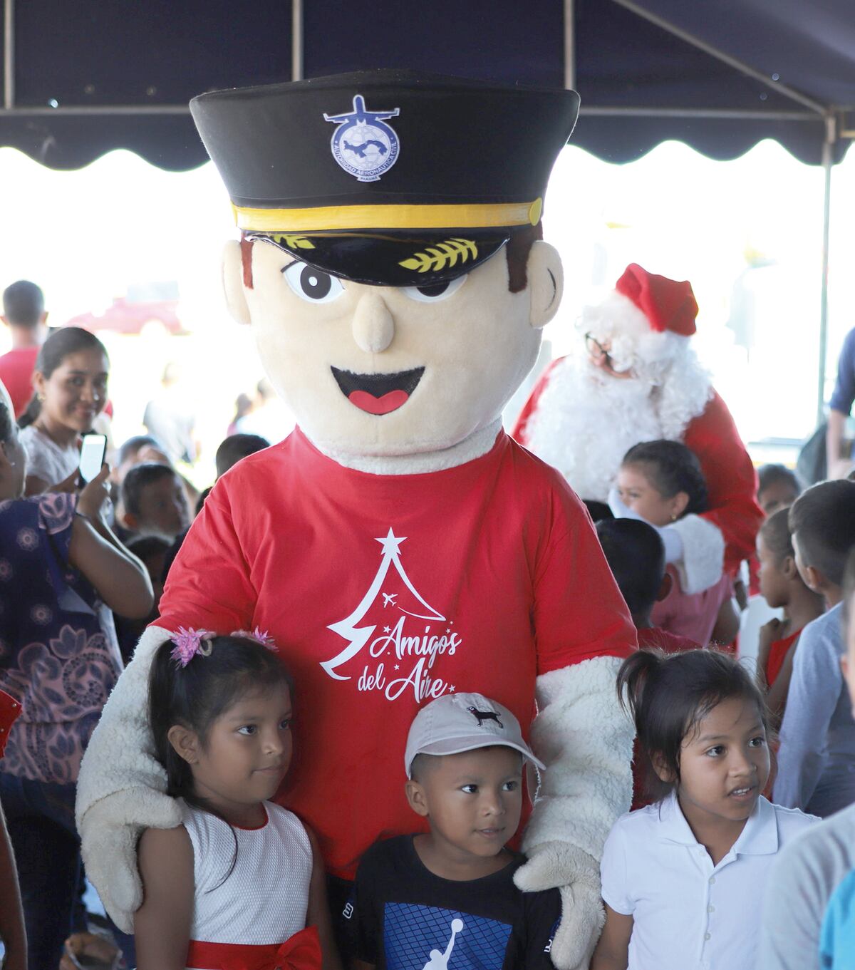 Amigos del aire llevan alegría a niños veragüenses