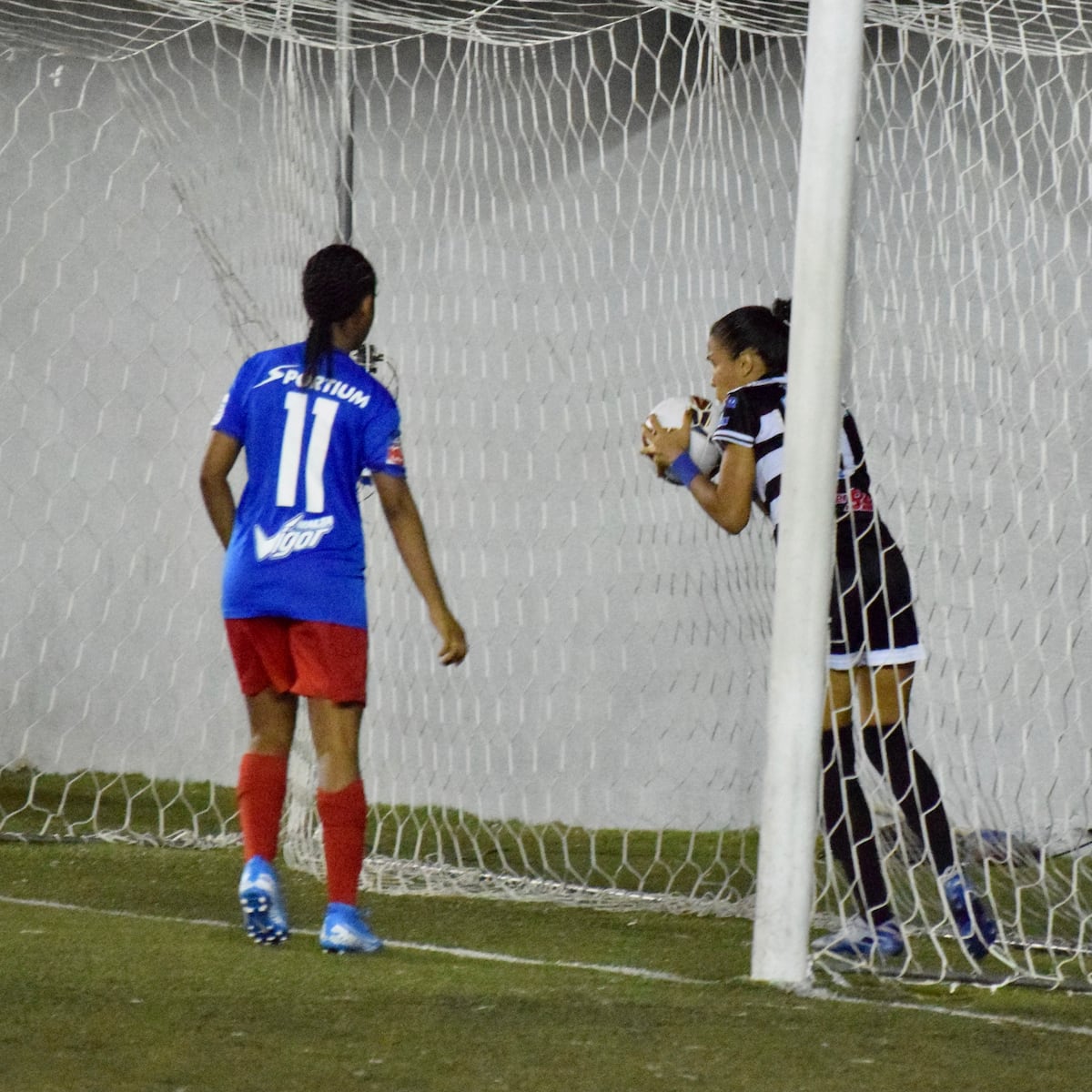 Qué partidazo. Tauro y Plaza lo dejan todo en la final del fútbol femenino. Hay nuevas campeonas +Fotos