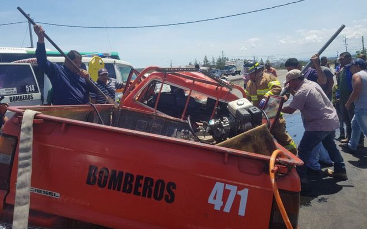 ¡AY, DIOS! Auto de bomberos choca contra un bus de pasajeros | VIDEO