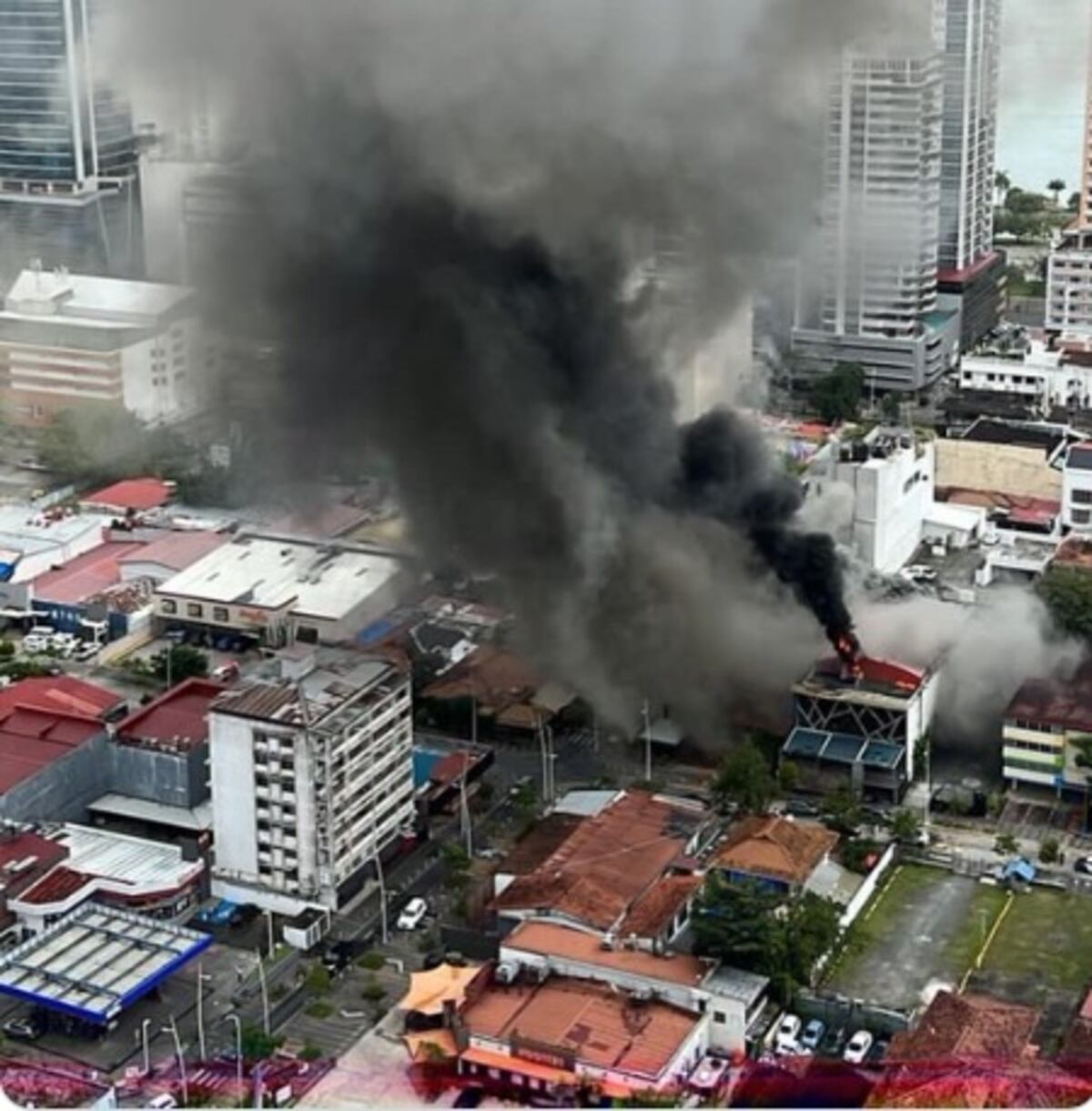 Fuego en un local comercial causó alarma en Calle Uruguay, cerca a una estación de combustible. Video