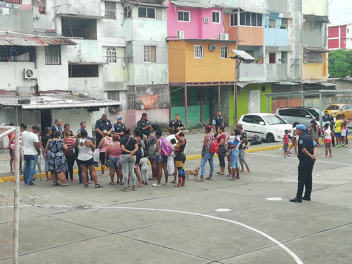 Residente de Patio Sucio en El Chorrillo se unen con la Policía en búsqueda de seguridad