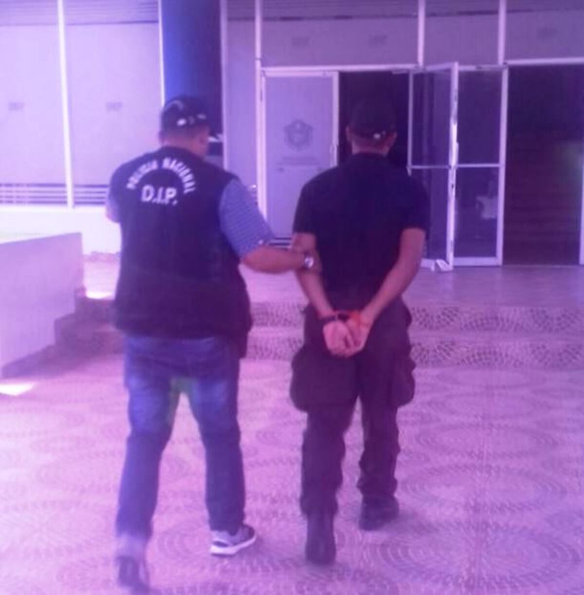 Presuntamente viola a niña de 12 años y le ponen a firmar. Le revocan medida