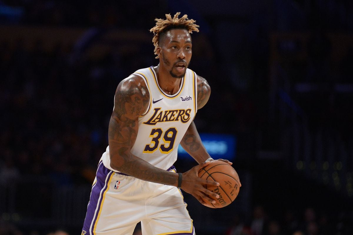 Dwight Howard prende las redes y suena regreso a la NBA