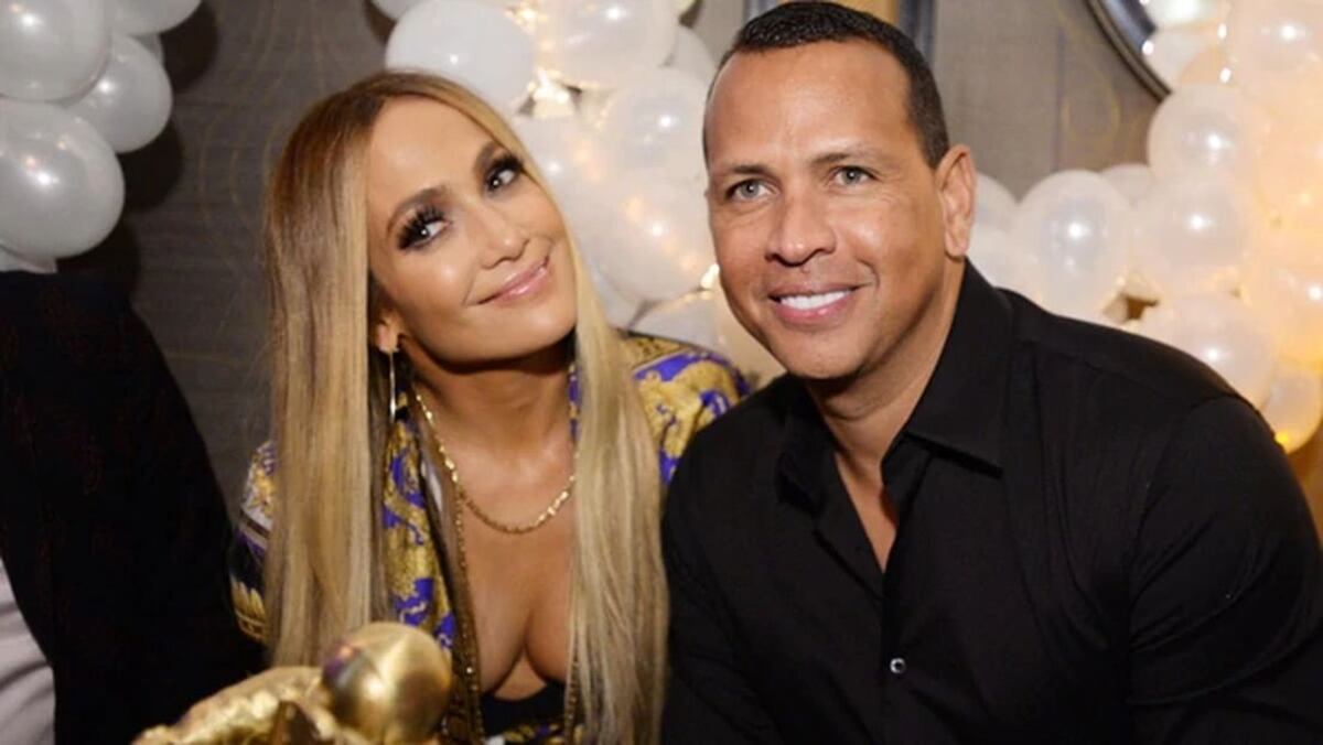 JLo presumió un nuevo anillo de diamantes que confirmaría su compromiso con ARod