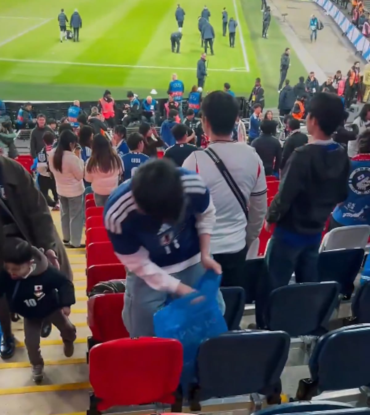 Fans japoneses limpian Wembley tras victoria y sorprenden al mundo