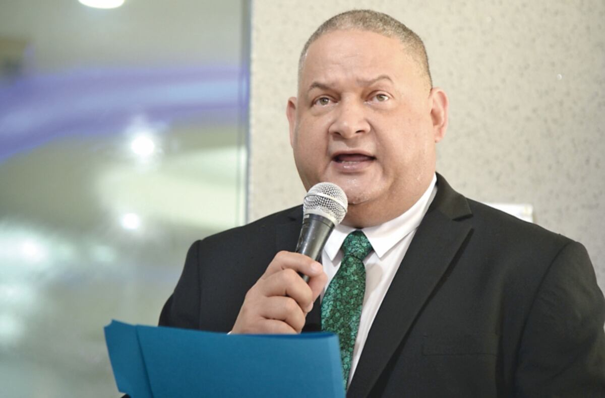 Benicio Robinson, entre la nueva junta directiva del estadio Rod Carew