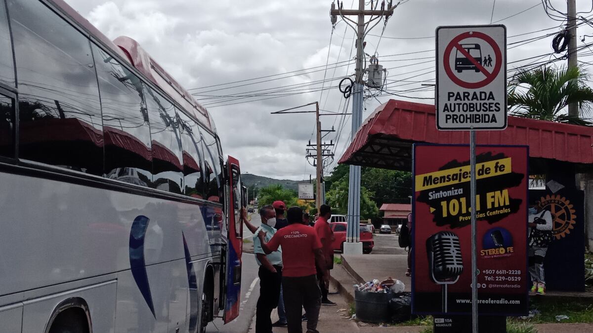 Tira y jala en el transporte público en Aguadulce, por cambio de rutas y eliminación de paradas