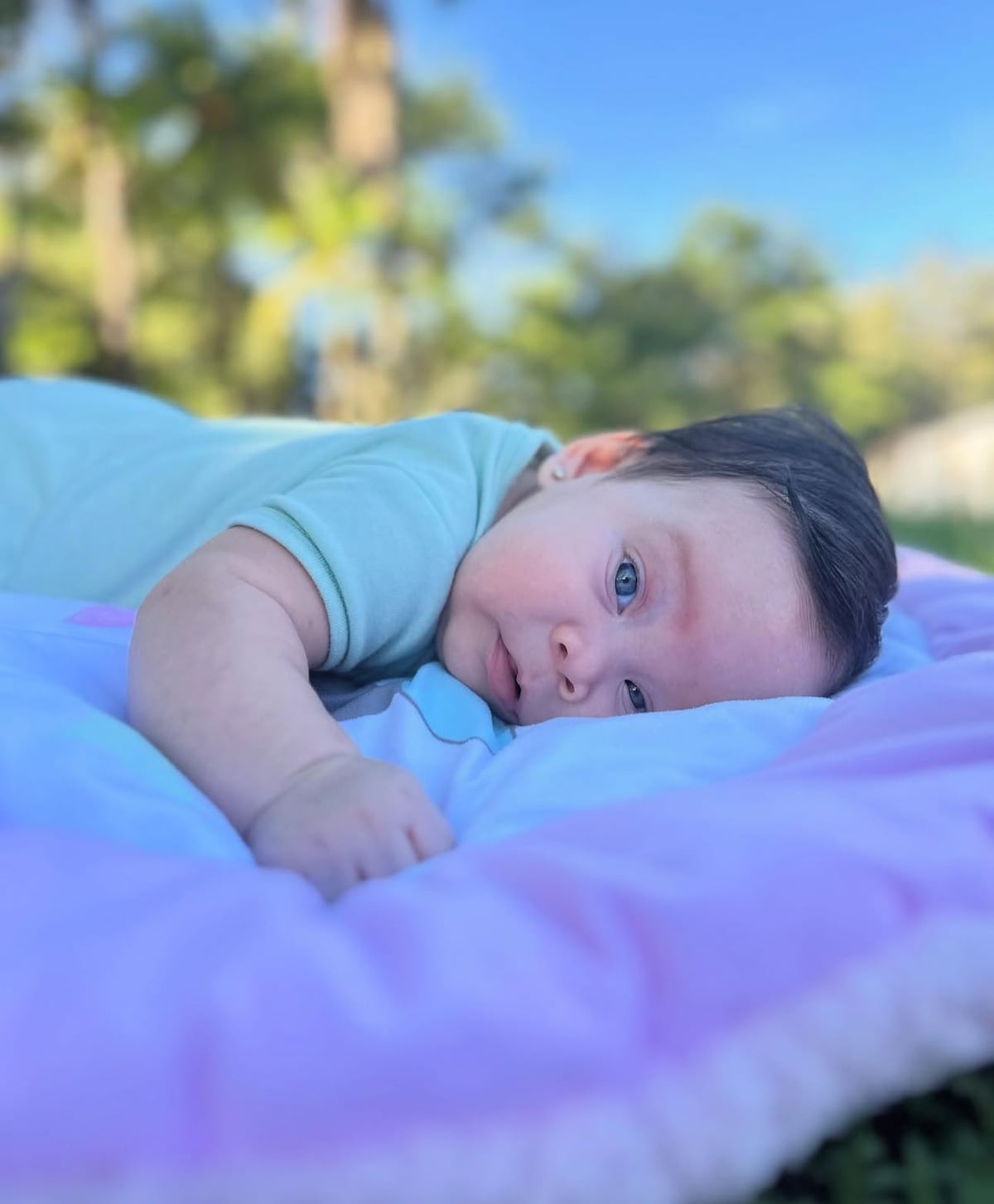 Daniel Domínguez presenta a su hija ‘la de los ojos verdes’