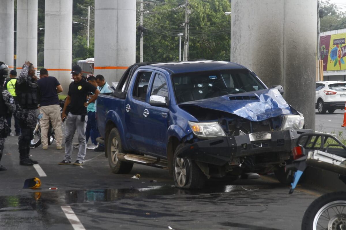 Balacera y persecución en plena vía en Los Pueblos deja 3 heridos.  Captan a involucrados escapando. Video