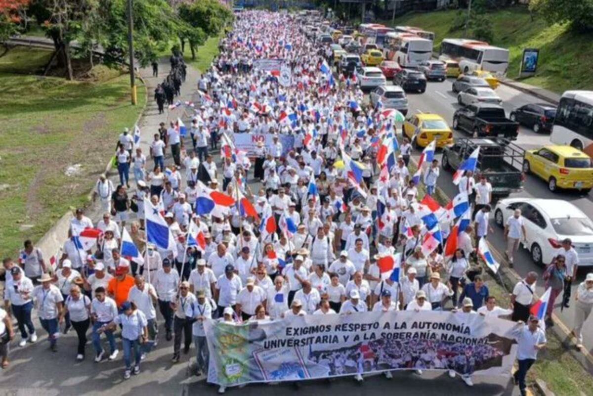 Docentes y personal de salud marchan en avenida Balboa contra la Ley 462