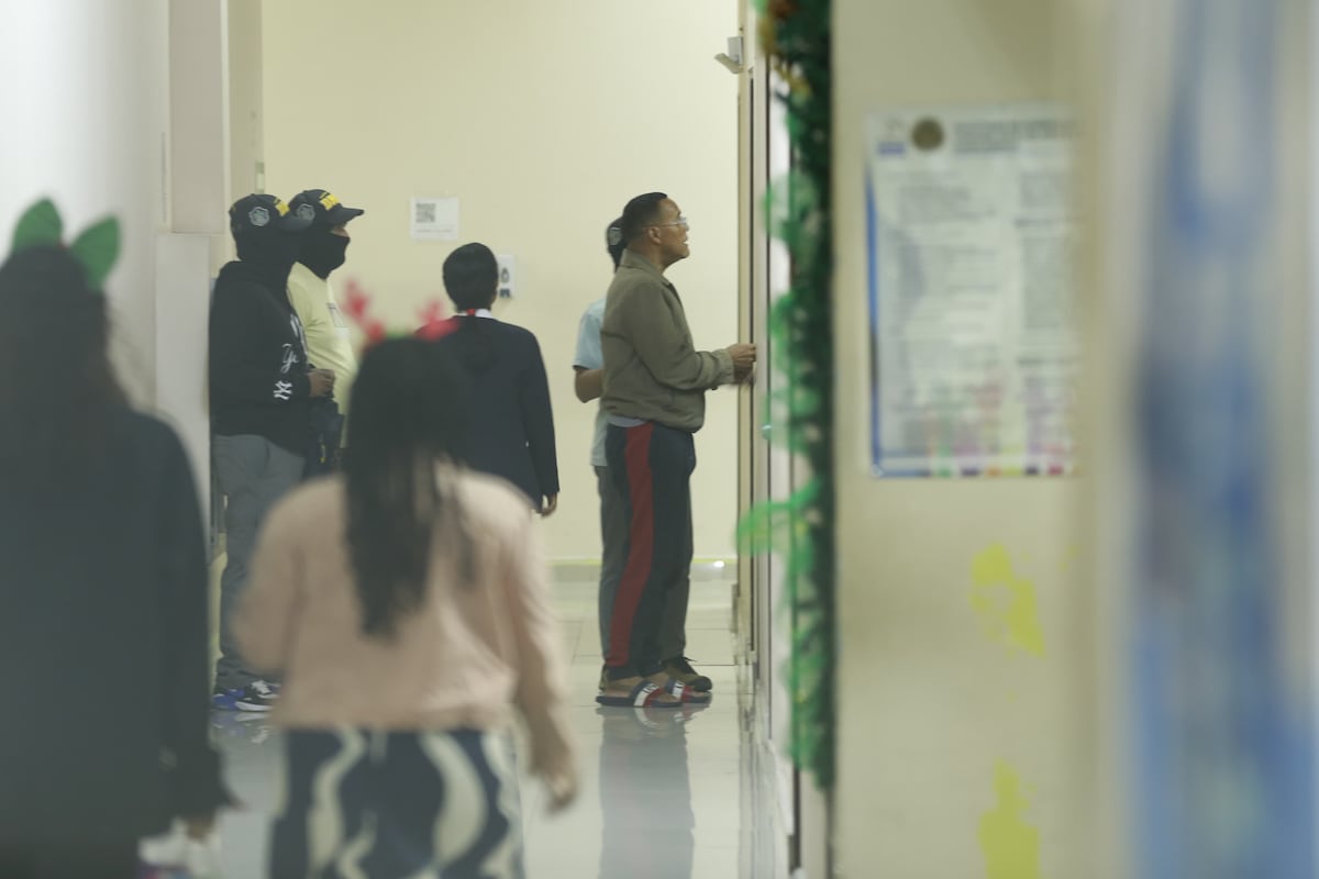 Sonrisa de oreja a oreja: Papá de Dayra Caicedo llega a audiencia de la Operación Nodriza