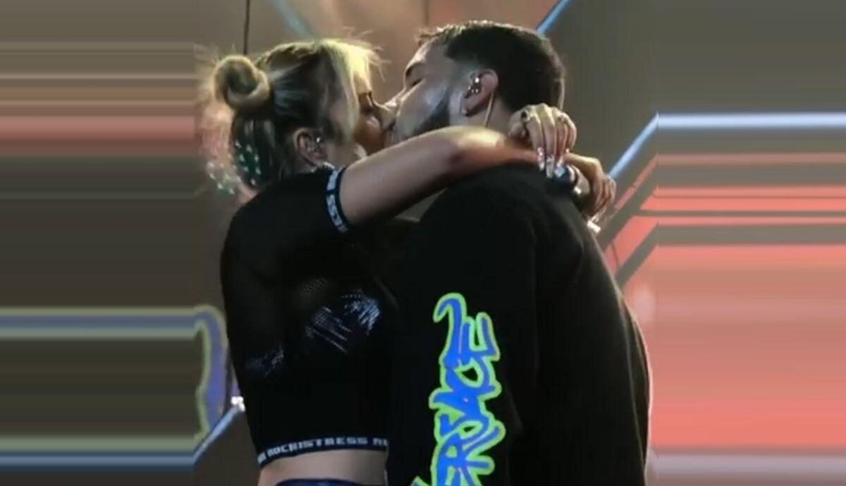Anuel AA y Karol G se dan  tremendo beso en tarima