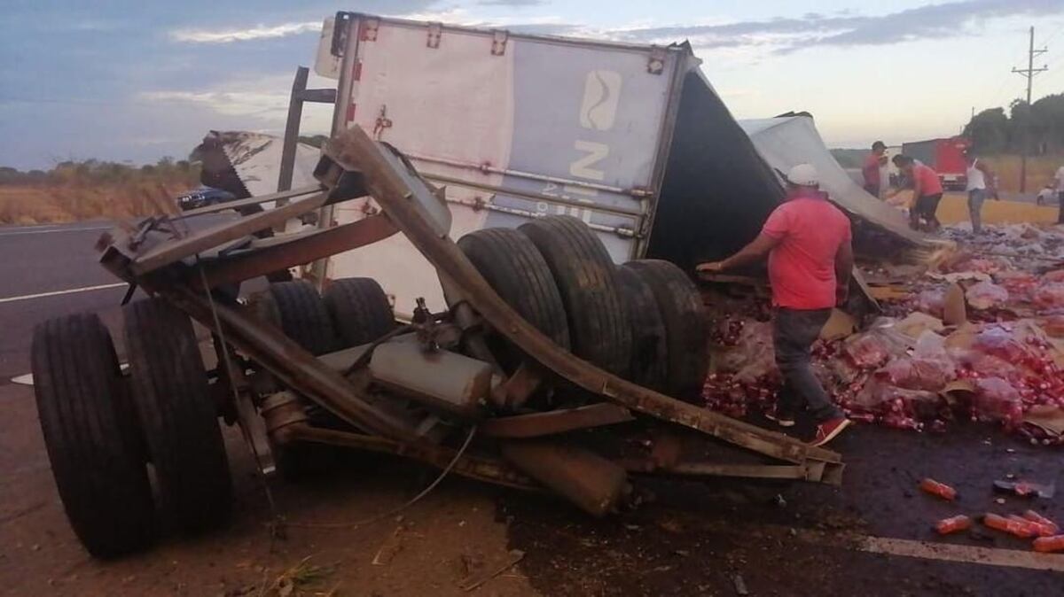 Se llevan más de $20 mil en sodas, luego de que un camión se volcó en plena vía