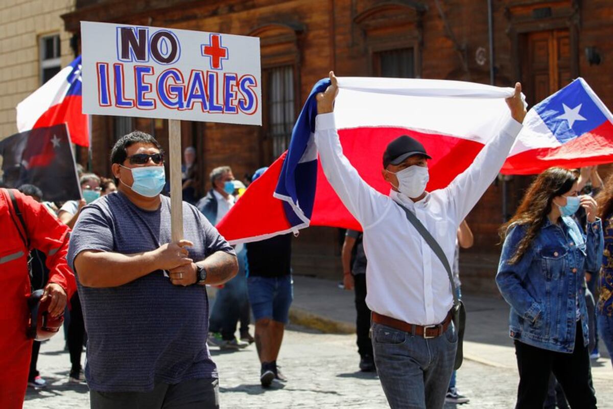 Fiscalía chilena ordenó investigar la quema de las carpas y colchones de venezolanos en la violenta protesta contra los inmigrantes en Iquique