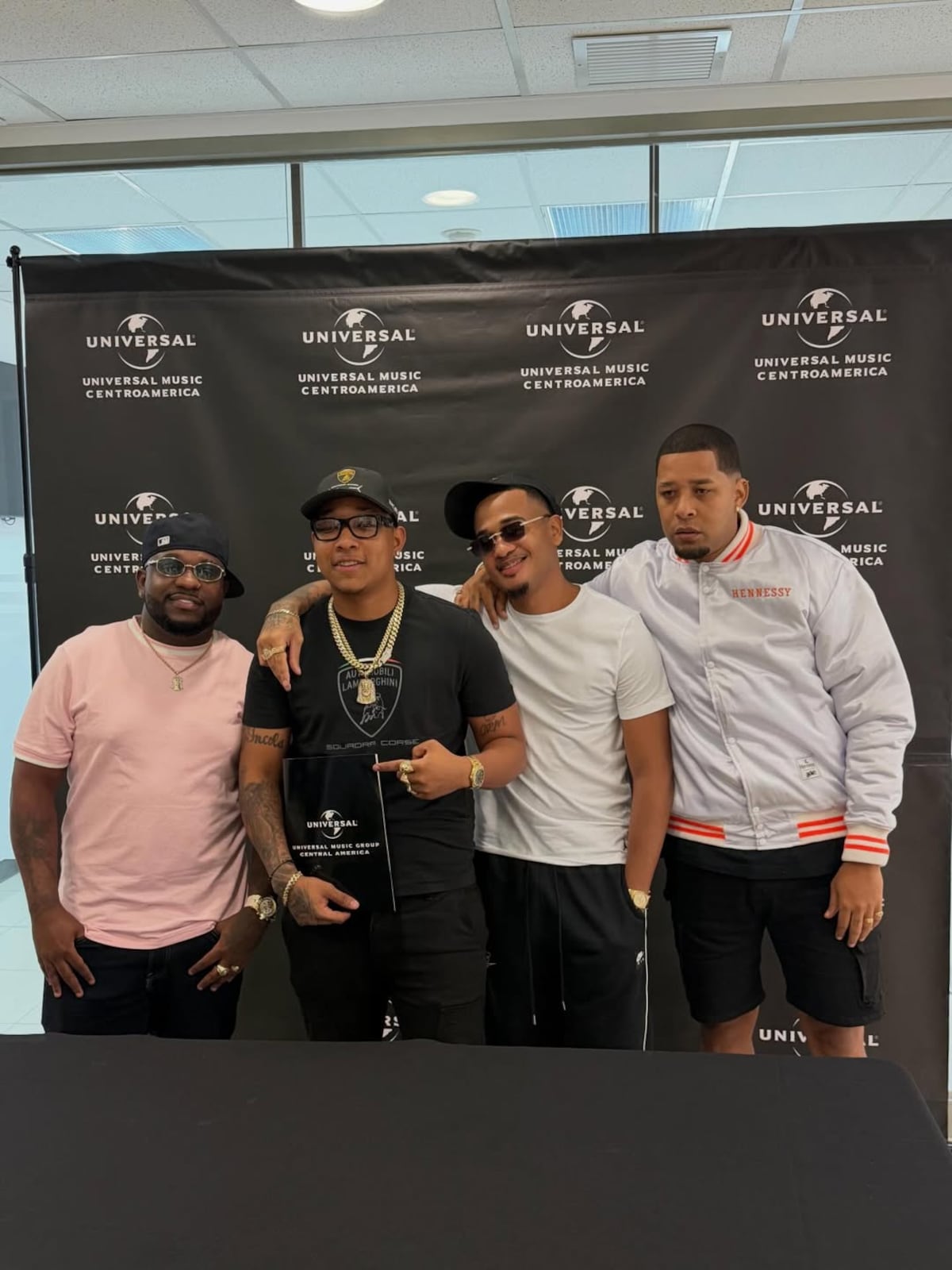 Panamá la sigue rompiendo: Astronazzy y Valentino GRM se suman a Barbel en firma con Universal Music