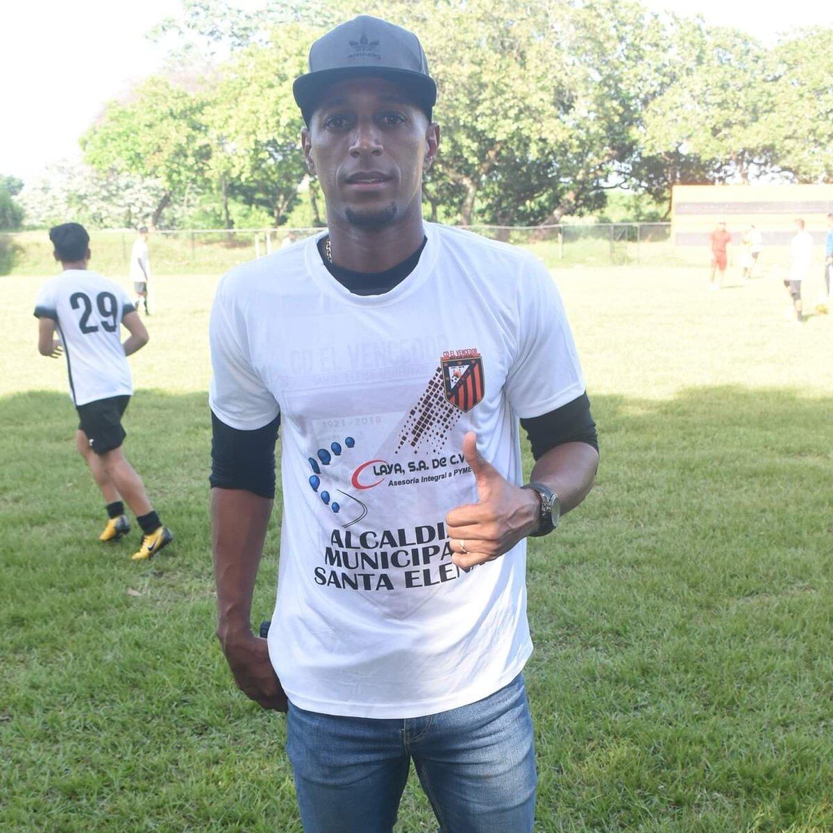 'Yuyu’ Muñoz ficha a sus 37 años con El Vencedor