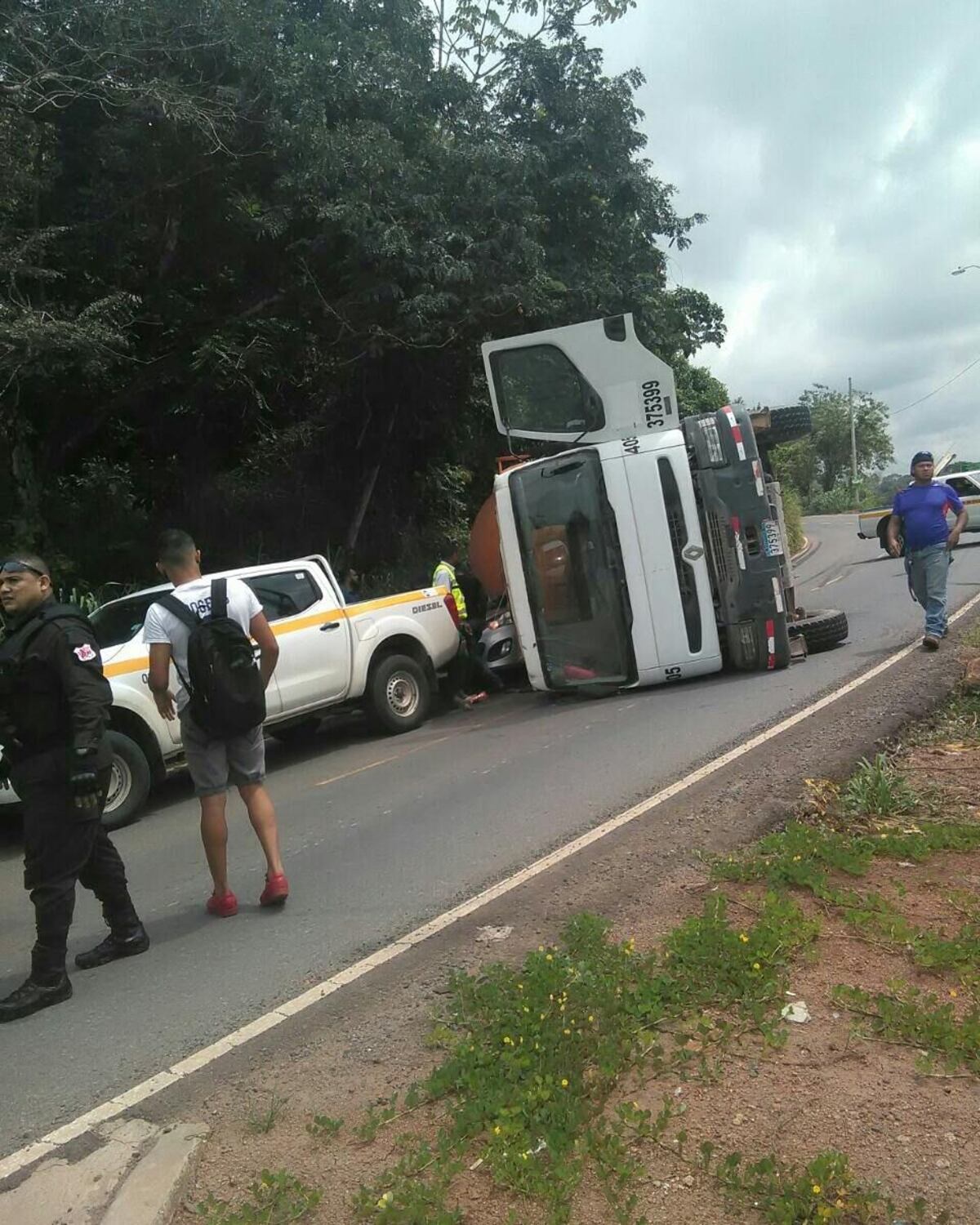 Equipo pesado aplasta a un vehículo tras toparse con un retén, fallece una mujer