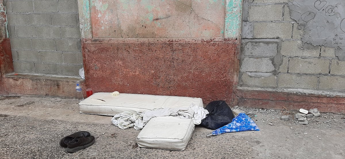 Cruel. Desde que empezó la pandemia muchos abandonaron a ancianos en las calles. Entre la covid-19 y el hambre. Video