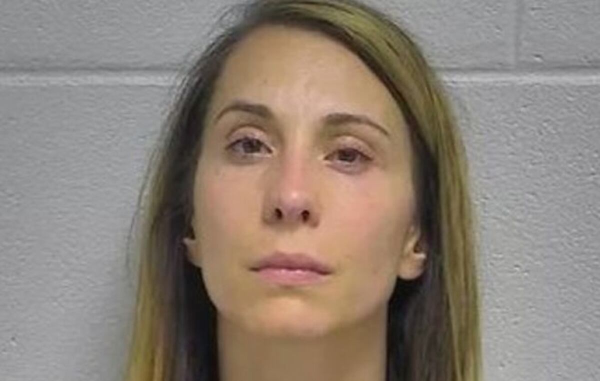 Arrestan a profesora por pedir que salgan del aula para tener sexo con un alumno