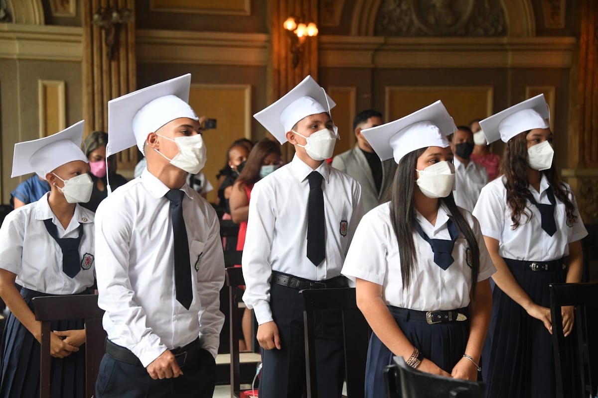 Éxito por su nuevo logro. Estudiantes del Instituto Nacional festejan su graduación