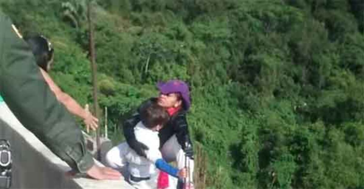 VIDEO| Policías en llanto por no poder evitar que mujer se lanzará con su hijo 