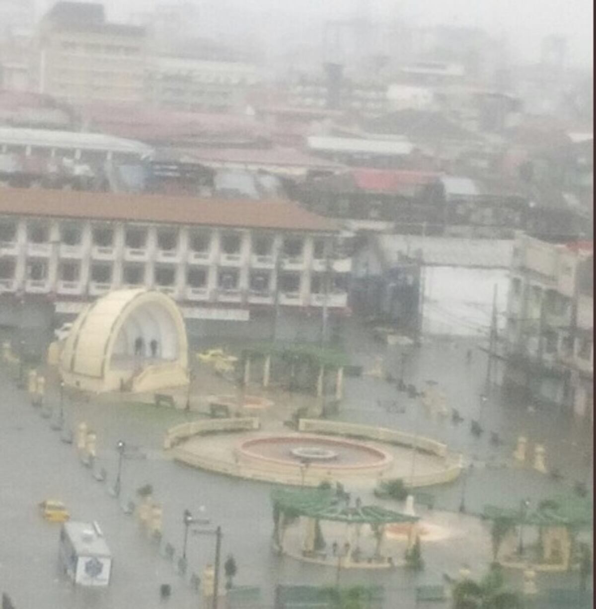 ¡WAO! Las calles en Colón amanecen tan inundadas que los autos flotan