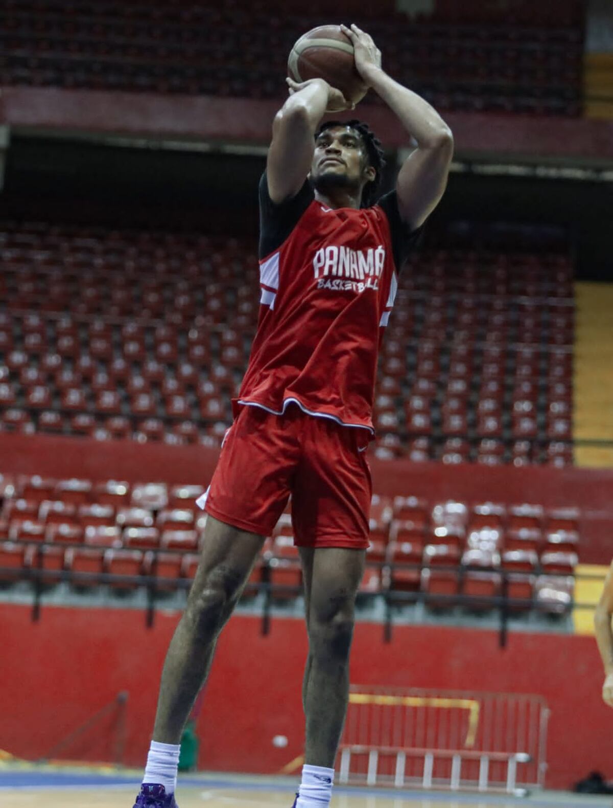 Ricky Lindo Jr. se suma a los entrenamientos de la selección de baloncesto